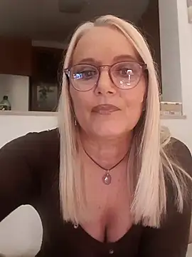 Snapshot of kikkastar chatting on February 7, 10:41 pm kikkastar online show from February 7, 10:41 pm