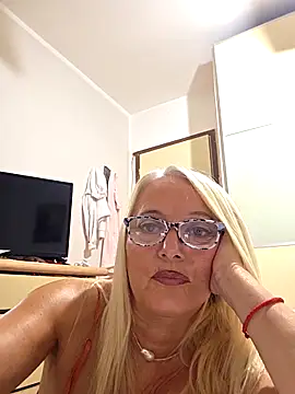 Snapshot of kikkastar chatting on September 11, 7:19 am kikkastar online show from September 11, 7:19 am