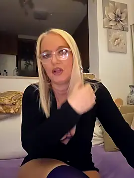 Snapshot of kikkastar chatting on February 28, 8:39 pm kikkastar online show from February 28, 8:39 pm