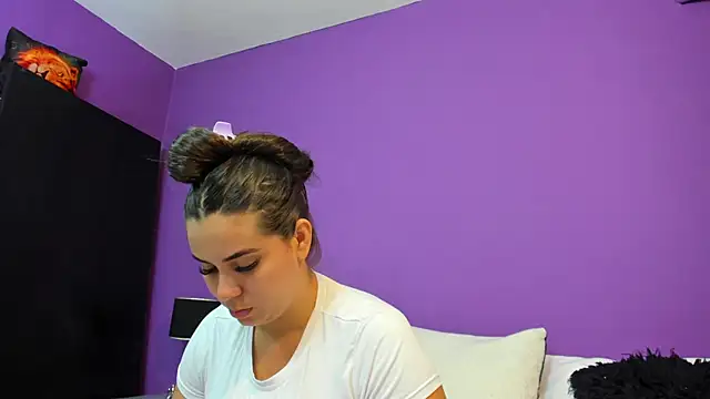 Snapshot of MadisonJenner chatting on February 21, 11:23 am MadisonJenner online show from February 21, 11:23 am