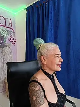 freyadevil333 online show from May 15, 12:52 am