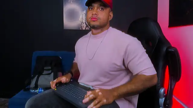 Snapshot of Big_furry_bear13 chatting on October 31, 5:26 am Big furry bear13 online show from October 31, 5:26 am