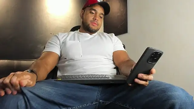 Snapshot of Big_furry_bear13 chatting on June 3, 5:06 pm Big furry bear13 online show from June 3, 5:06 pm