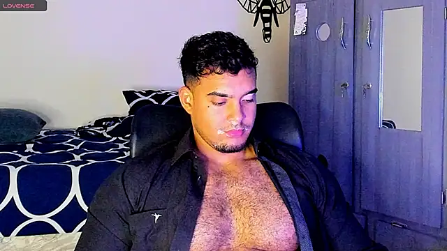 Snapshot of Big_furry_bear13 chatting on February 6, 7:13 am Big furry bear13 online show from February 6, 7:13 am