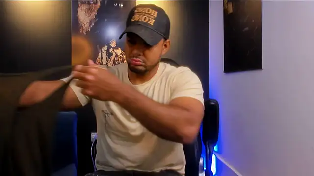 Snapshot of Big_furry_bear13 chatting on November 23, 12:59 pm Big furry bear13 online show from November 23, 12:59 pm