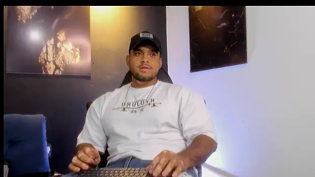 Snapshot of Big_furry_bear13 chatting on October 28, 5:39 am Big furry bear13 online show from October 28, 5:39 am