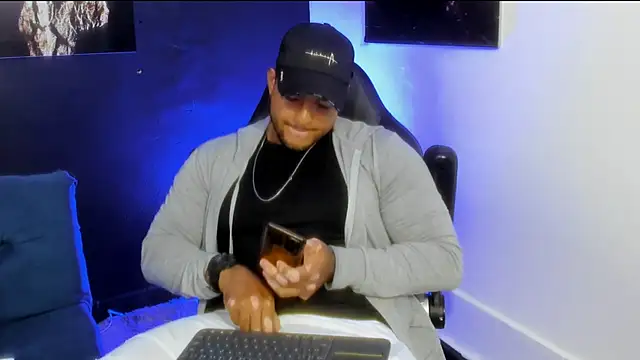 Snapshot of Big_furry_bear13 chatting on November 13, 1:04 pm Big furry bear13 online show from November 13, 1:04 pm