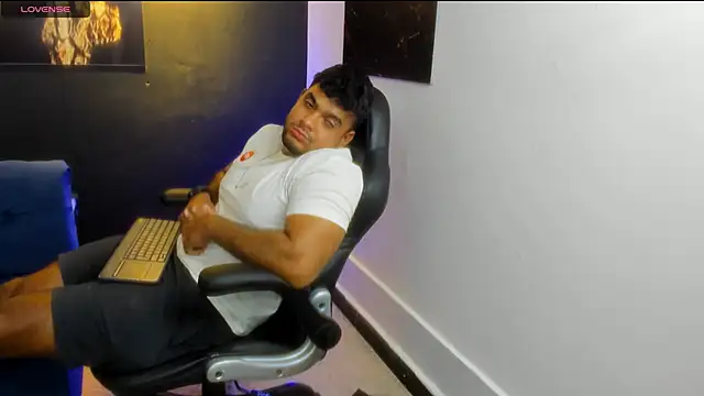 Snapshot of Big_furry_bear13 chatting on November 26, 8:14 am Big furry bear13 online show from November 26, 8:14 am