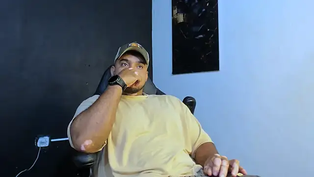 Snapshot of Big_furry_bear13 chatting on May 9, 9:56 am Big furry bear13 online show from May 9, 9:56 am