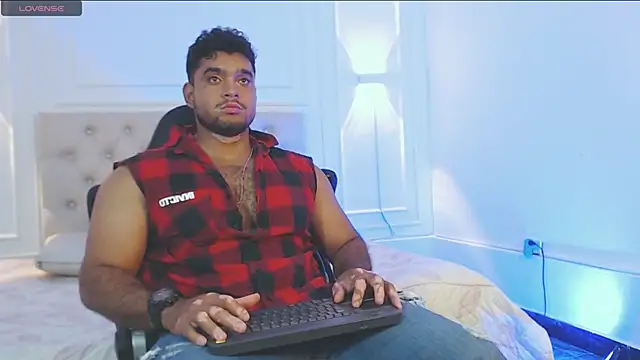 Snapshot of Big_furry_bear13 chatting on October 29, 5:06 am Big furry bear13 online show from October 29, 5:06 am