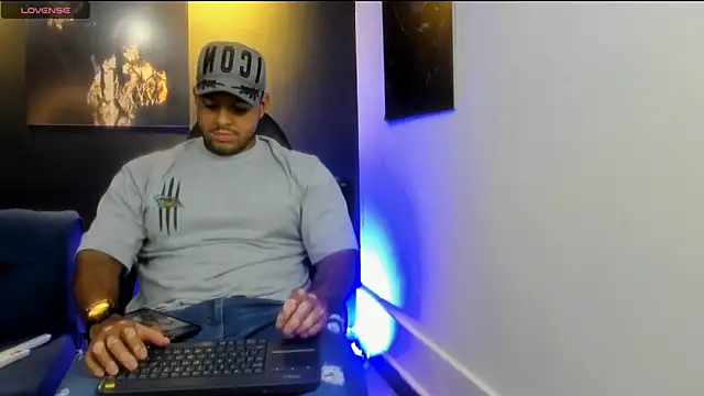 Snapshot of Big_furry_bear13 chatting on November 7, 7:24 am Big furry bear13 online show from November 7, 7:24 am