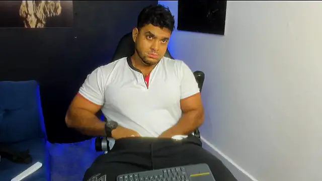 Snapshot of Big_furry_bear13 chatting on November 22, 9:52 am Big furry bear13 online show from November 22, 9:52 am