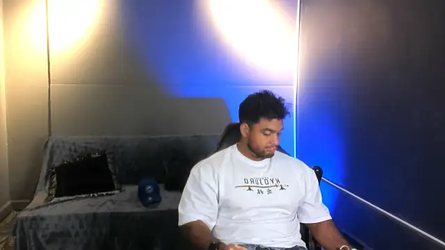 Snapshot of Big_furry_bear13 chatting on December 16, 5:33 am Big furry bear13 online show from December 16, 5:33 am