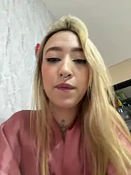 Snapshot of MollyCruz chatting on June 19, 2:17 am MollyCruz online show from June 19, 2:17 am