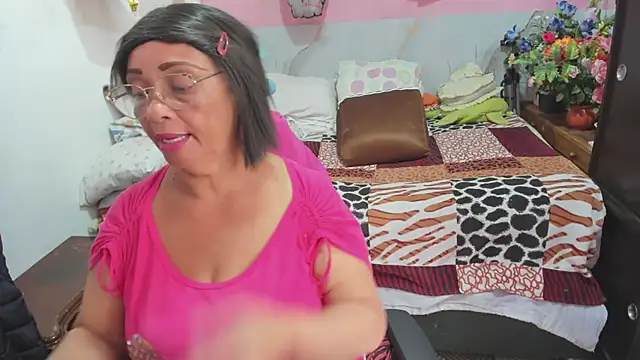 Snapshot of Mrs_mommy_ chatting on February 12, 7:24 pm Mrs mommy online show from February 12, 7:24 pm