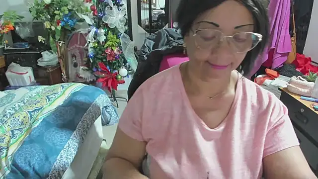 Snapshot of Mrs_mommy_ chatting on December 19, 7:49 pm Mrs mommy online show from December 19, 7:49 pm