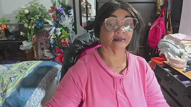 Snapshot of Mrs_mommy_ chatting on December 17, 11:21 pm Mrs mommy online show from December 17, 11:21 pm