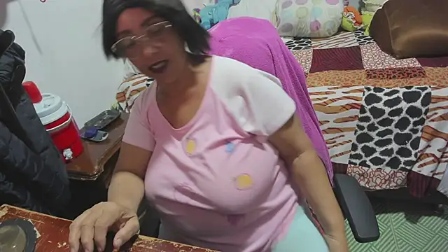 Snapshot of Mrs_mommy_ chatting on February 25, 11:26 pm Mrs mommy online show from February 25, 11:26 pm