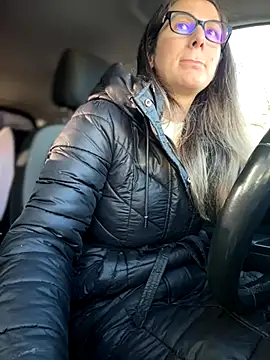 Snapshot of HotXMom chatting on November 24, 7:08 am HotXMom online show from November 24, 7:08 am