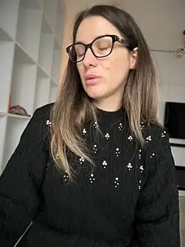 Snapshot of HotXMom chatting on November 28, 7:08 am HotXMom online show from November 28, 7:08 am