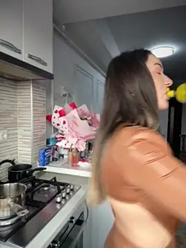 Snapshot of HotXMom chatting on March 5, 7:38 am HotXMom online show from March 5, 7:38 am