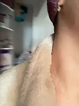 Snapshot of HotXMom chatting on February 19, 7:49 am HotXMom online show from February 19, 7:49 am