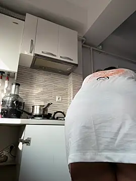 Snapshot of HotXMom chatting on March 4, 7:27 am HotXMom online show from March 4, 7:27 am