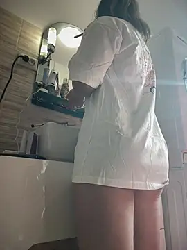 HotXMom online show from April 15, 5:46 am