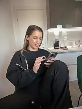 Snapshot of HotXMom chatting on February 24, 7:44 am HotXMom online show from February 24, 7:44 am