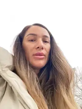 Snapshot of HotXMom chatting on November 6, 7:01 am HotXMom online show from November 6, 7:01 am