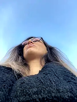 Snapshot of HotXMom chatting on October 31, 5:59 am HotXMom online show from October 31, 5:59 am