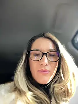 Snapshot of HotXMom chatting on February 27, 4:24 am HotXMom online show from February 27, 4:24 am