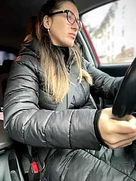 Snapshot of HotXMom chatting on November 19, 6:46 am HotXMom online show from November 19, 6:46 am