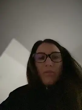 Snapshot of HotXMom chatting on November 14, 6:50 am HotXMom online show from November 14, 6:50 am