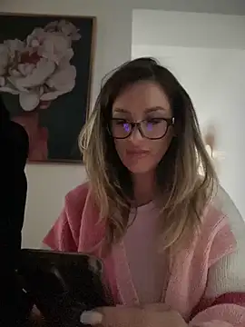 Snapshot of HotXMom chatting on March 17, 1:29 pm HotXMom online show from March 17, 1:29 pm
