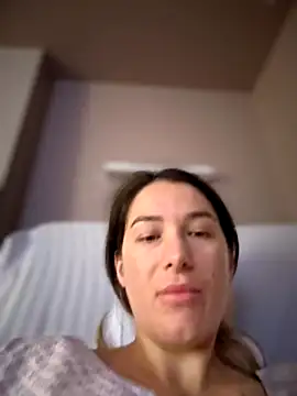 Snapshot of HotXMom chatting on October 23, 5:39 am HotXMom online show from October 23, 5:39 am