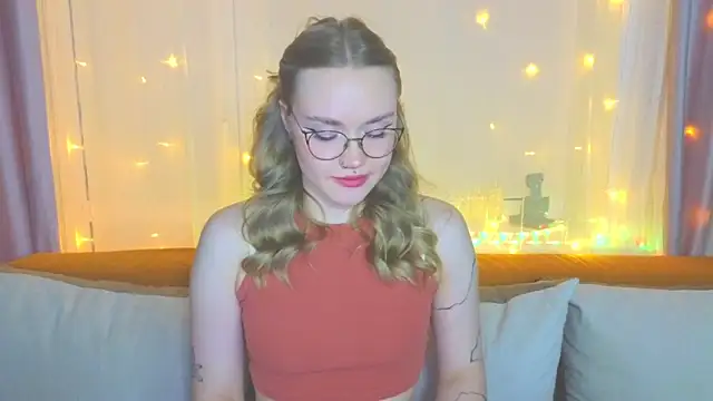 Snapshot of Aurora_Golden1 chatting on February 2, 7:25 pm Aurora Golden1 online show from February 2, 7:25 pm