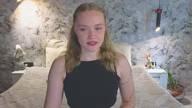 Snapshot of Aurora_Golden1 chatting on July 6, 7:48 am Aurora Golden1 online show from July 6, 7:48 am