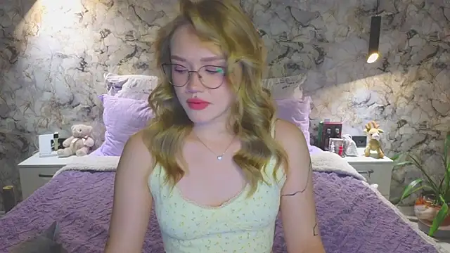 Snapshot of Aurora_Golden1 chatting on October 18, 5:15 pm Aurora Golden1 online show from October 18, 5:15 pm