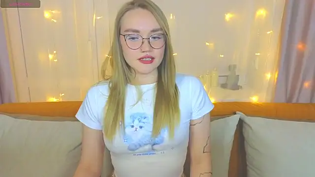 Snapshot of Aurora_Golden1 chatting on February 24, 6:26 pm Aurora Golden1 online show from February 24, 6:26 pm