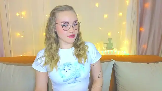 Snapshot of Aurora_Golden1 chatting on February 11, 4:02 pm Aurora Golden1 online show from February 11, 4:02 pm