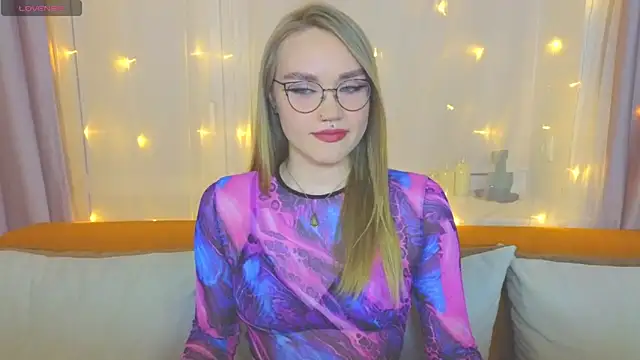 Snapshot of Aurora_Golden1 chatting on March 6, 7:21 pm Aurora Golden1 online show from March 6, 7:21 pm
