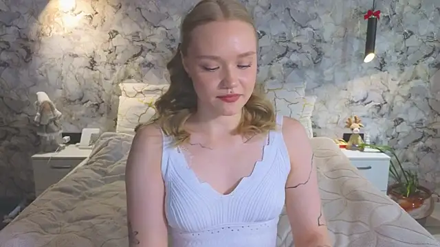 Snapshot of Aurora_Golden1 chatting on June 22, 3:47 am Aurora Golden1 online show from June 22, 3:47 am
