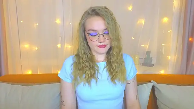 Snapshot of Aurora_Golden1 chatting on March 21, 6:07 pm Aurora Golden1 online show from March 21, 6:07 pm