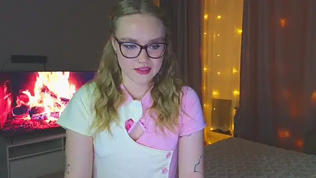 Snapshot of Aurora_Golden1 chatting on October 11, 7:04 pm Aurora Golden1 online show from October 11, 7:04 pm