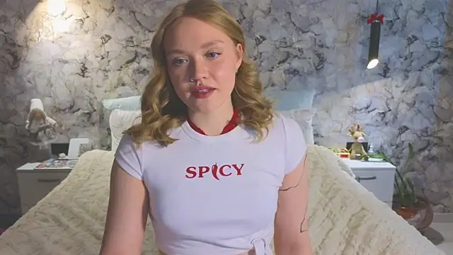 Snapshot of Aurora_Golden1 chatting on June 9, 8:26 am Aurora Golden1 online show from June 9, 8:26 am