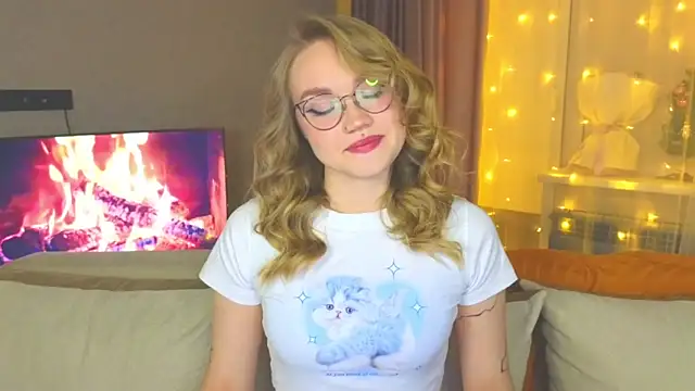 Snapshot of Aurora_Golden1 chatting on December 28, 4:52 pm Aurora Golden1 online show from December 28, 4:52 pm