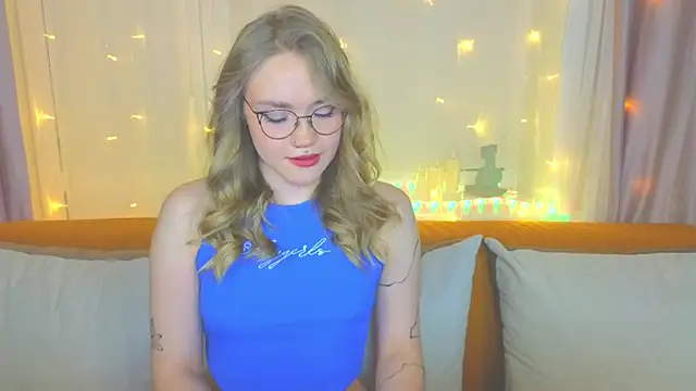 Snapshot of Aurora_Golden1 chatting on February 9, 7:09 pm Aurora Golden1 online show from February 9, 7:09 pm
