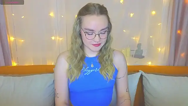 Snapshot of Aurora_Golden1 chatting on March 7, 7:16 pm Aurora Golden1 online show from March 7, 7:16 pm