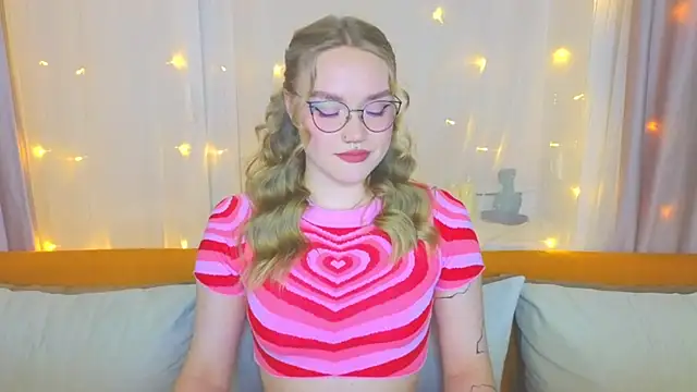 Snapshot of Aurora_Golden1 chatting on March 18, 4:06 pm Aurora Golden1 online show from March 18, 4:06 pm